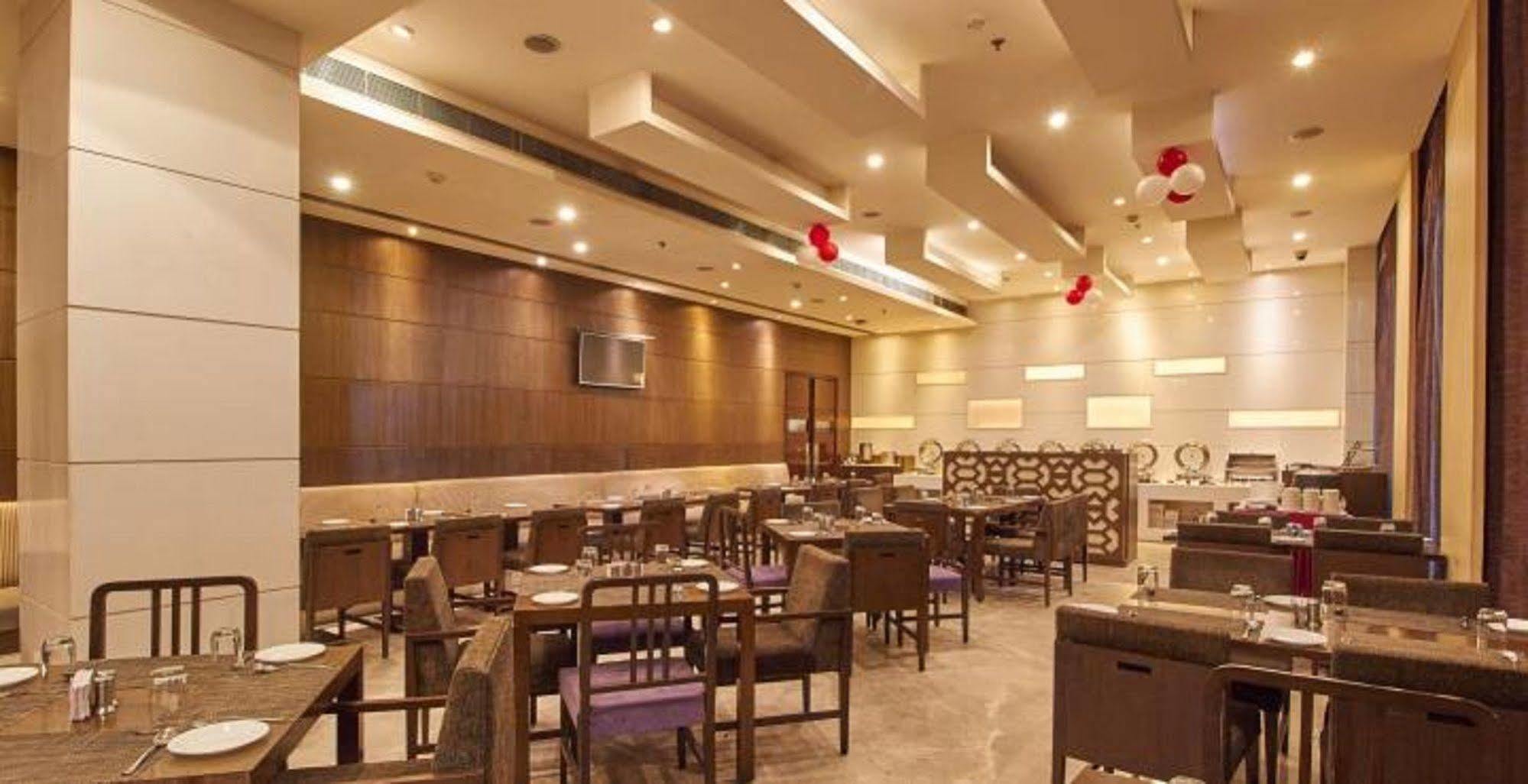 Hotel Platinum Rajkot Ngoại thất bức ảnh