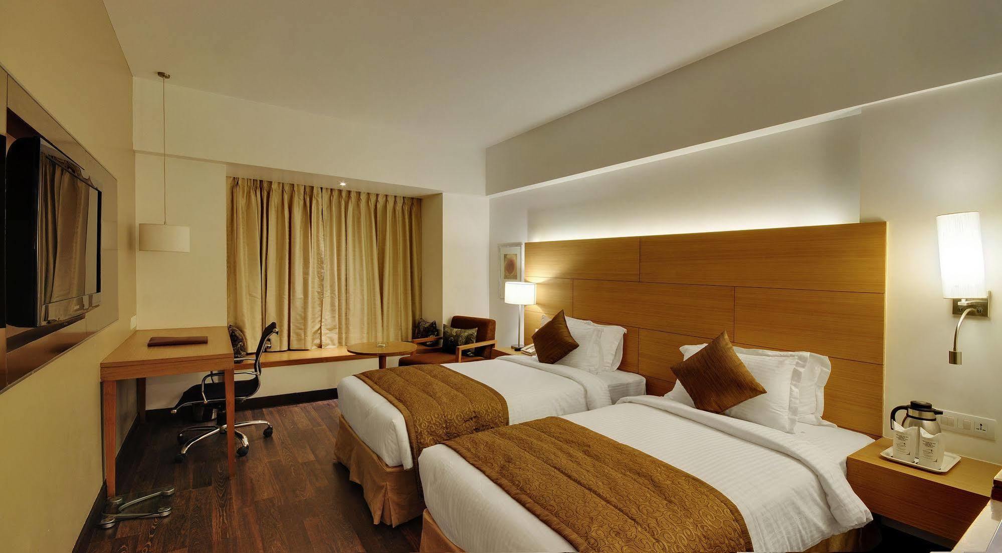 Hotel Platinum Rajkot Ngoại thất bức ảnh