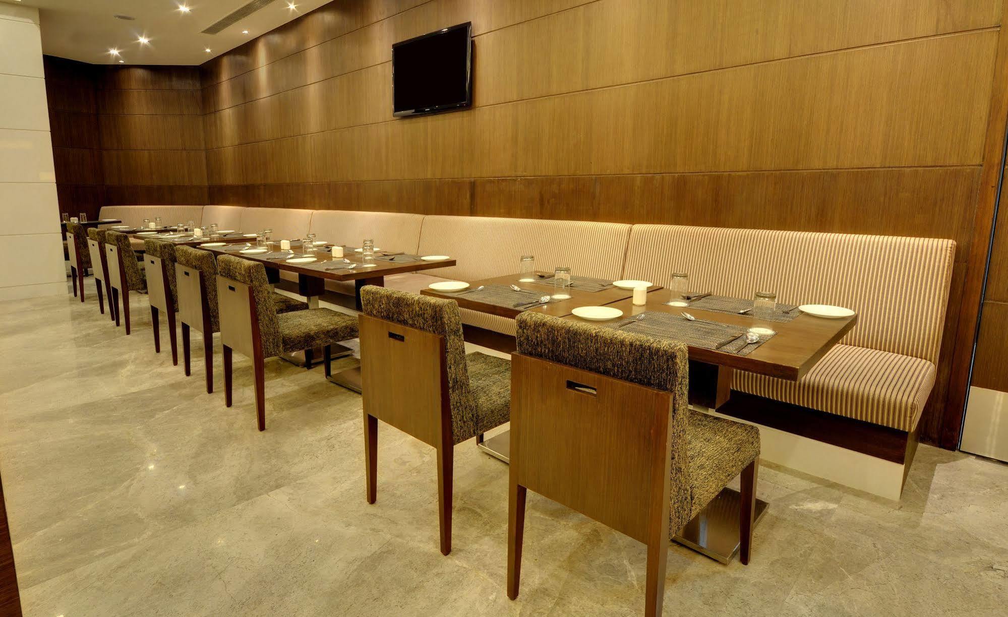 Hotel Platinum Rajkot Ngoại thất bức ảnh