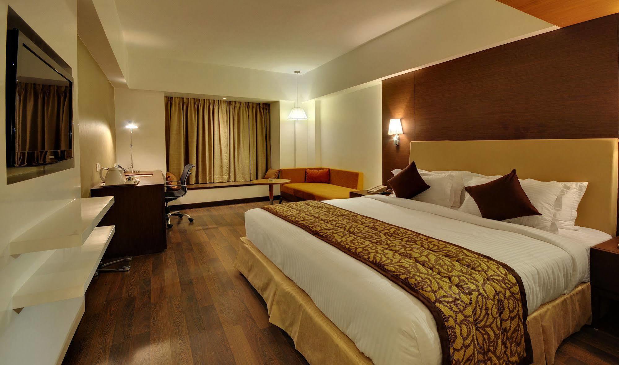 Hotel Platinum Rajkot Ngoại thất bức ảnh