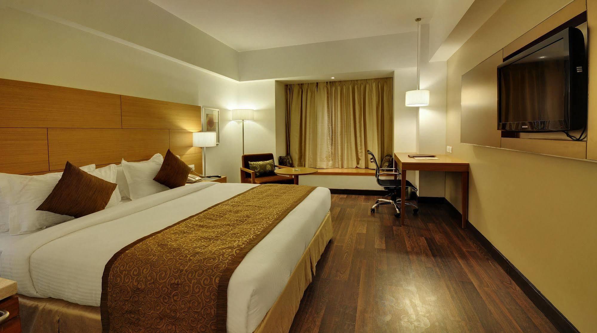 Hotel Platinum Rajkot Ngoại thất bức ảnh