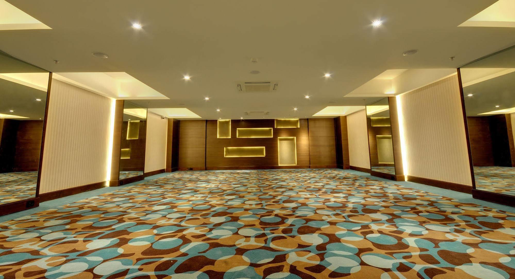 Hotel Platinum Rajkot Ngoại thất bức ảnh